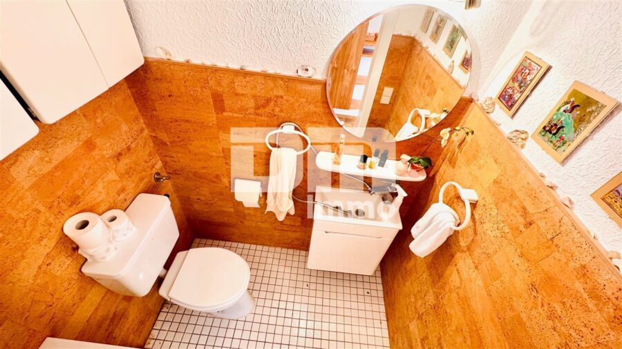 Barrierearme Terrassenwohnung mit Schwimm / Spa-Saunabereich, Garage in gesuchter Lage - Gäste WC